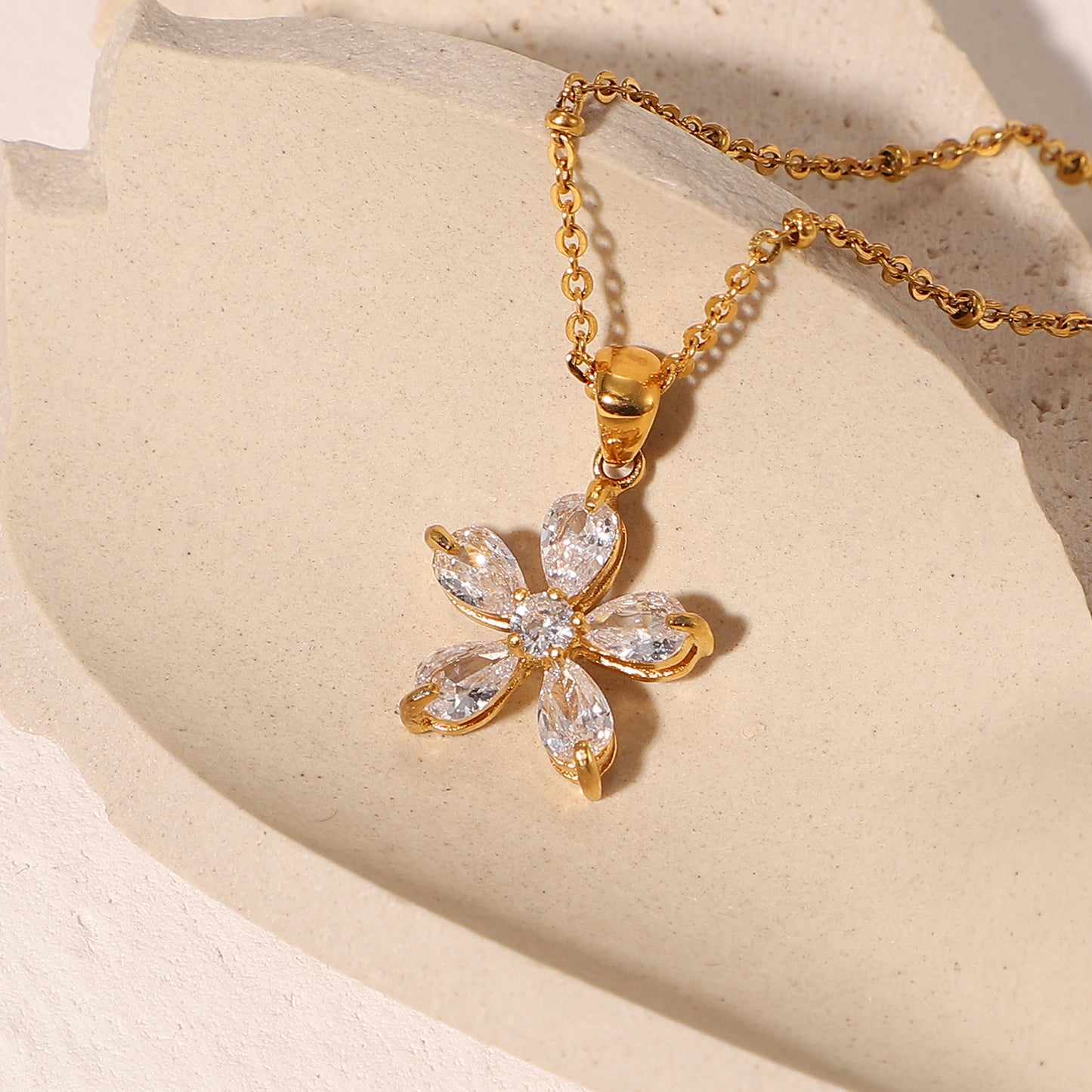 Vanadey Flower Premium Necklace - 18K Gold Plated