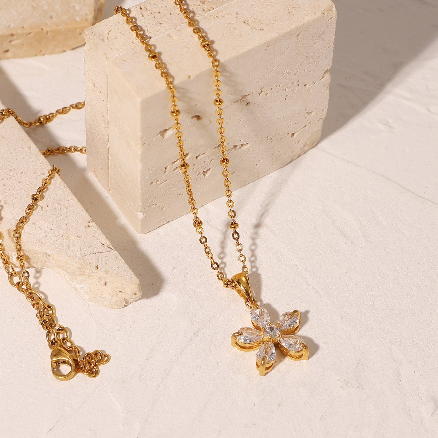 Vanadey Flower Premium Necklace - 18K Gold Plated